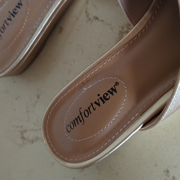 Comfortview Women's Wide Width The Ayla Mule Metallic Gold - Picture 4 of 6